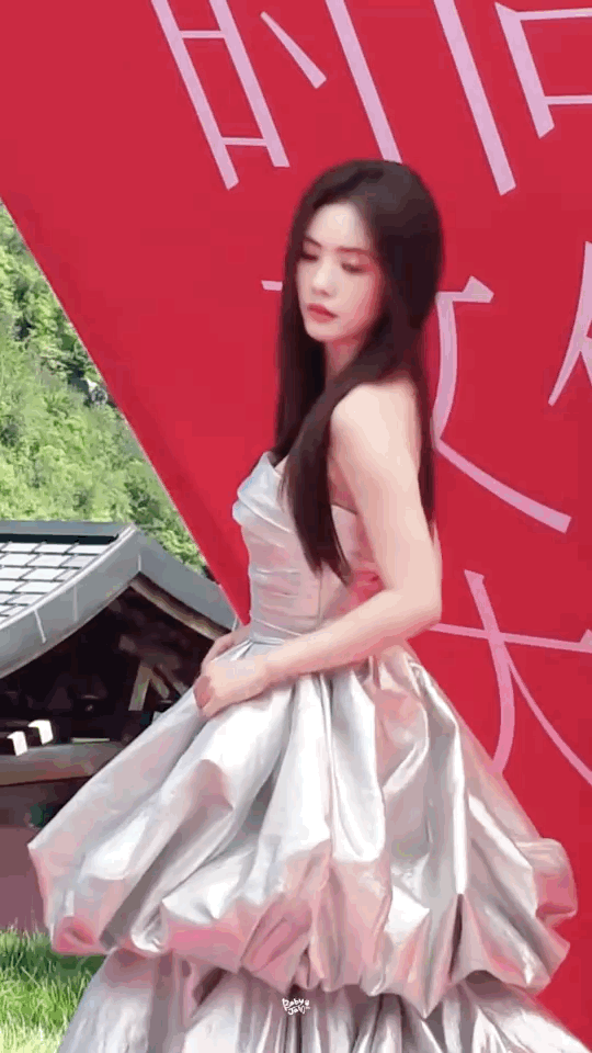 蔡文静瘦成纸片人是进组信号吧 蔡文静一袭抹胸银裙现身栩栩华生时尚文化大赏，黑长直