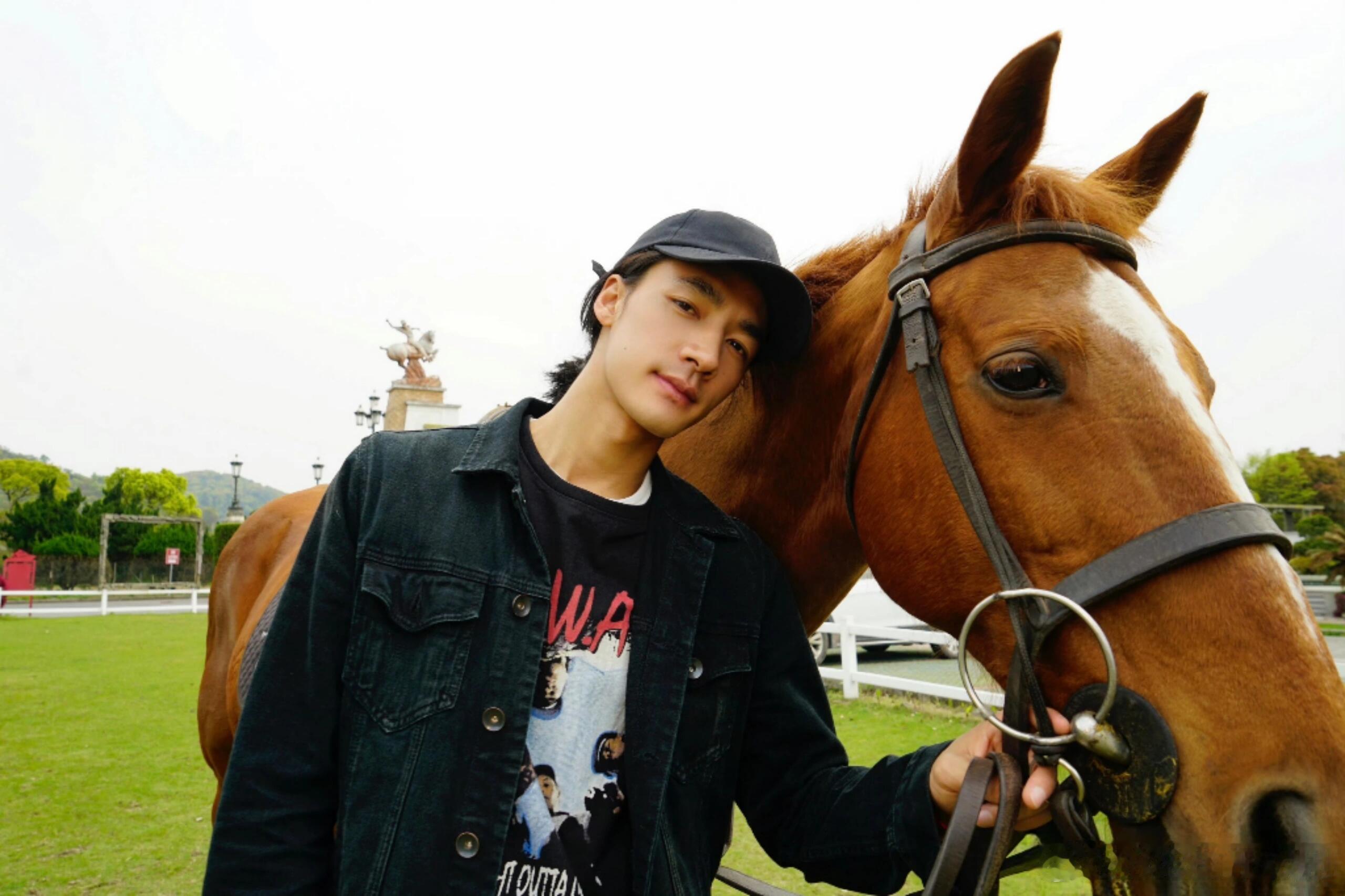 此沙三登春晚全是创意节目此沙太牛了！连续三年登春晚全是创意节目，今年回四川宜宾分