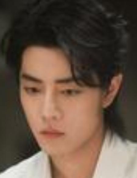 近日，肖战出席某品牌活动，凭借一身黑白装造型完美诠释了清新少年风。
他身着一件剪