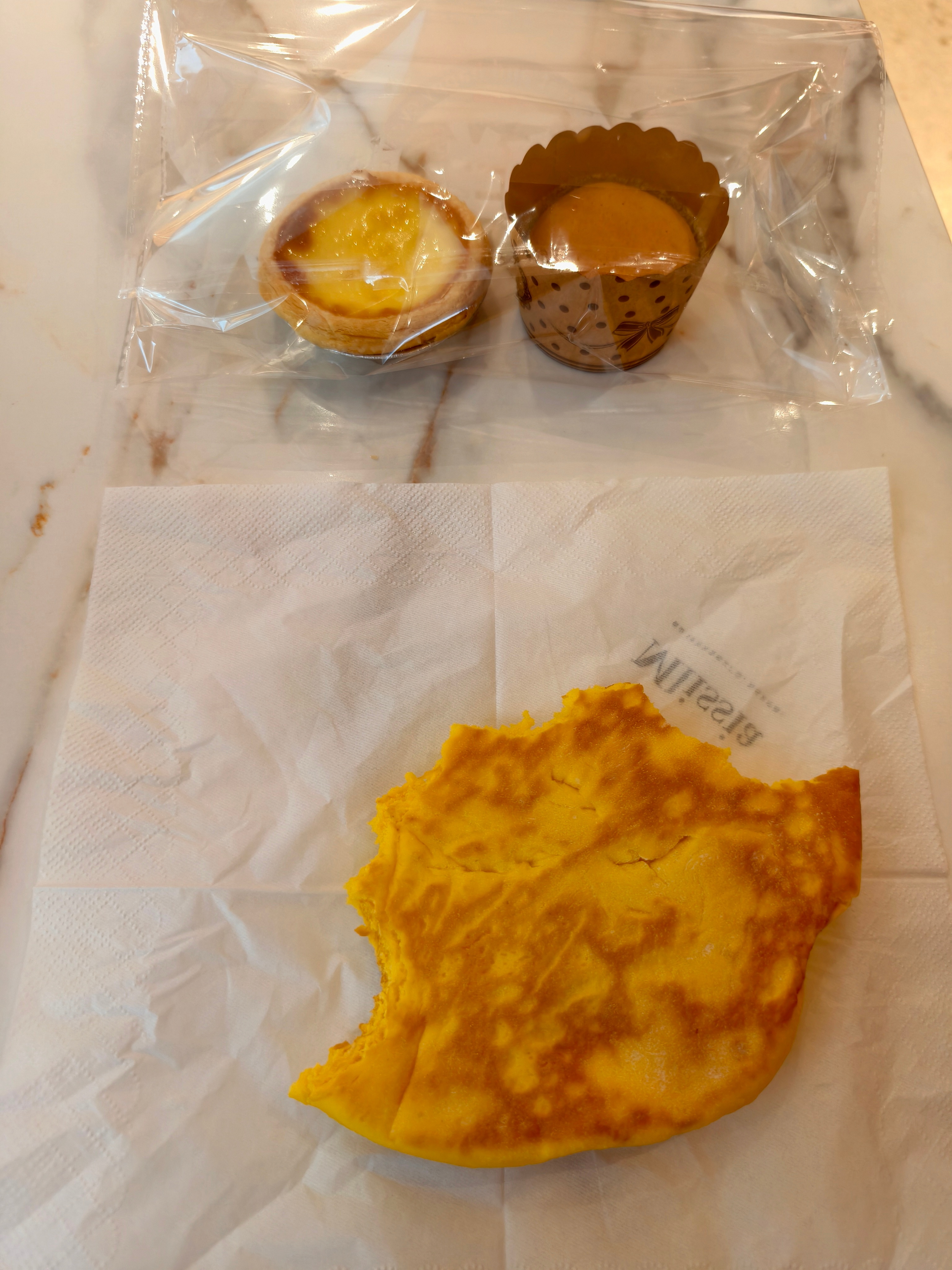 本来下了班随便转转，去咖啡厅，又给了我两个剩下的小甜品。拿回来给洁癖哥吃的。大晚