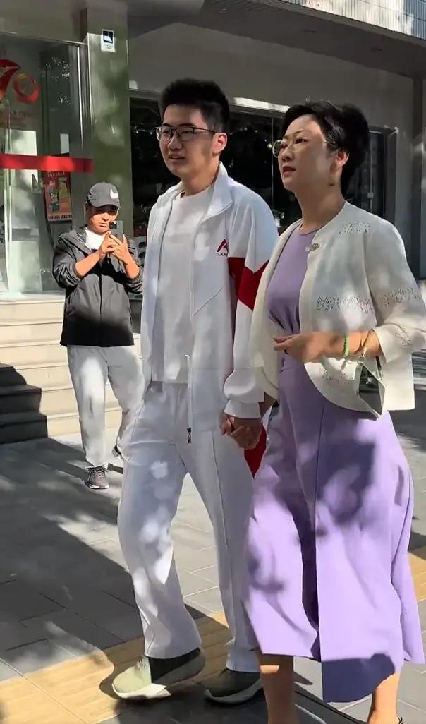人大附中街拍家长陪孩子赶赴考场，这感觉别人家的孩子优秀的不是一点点 