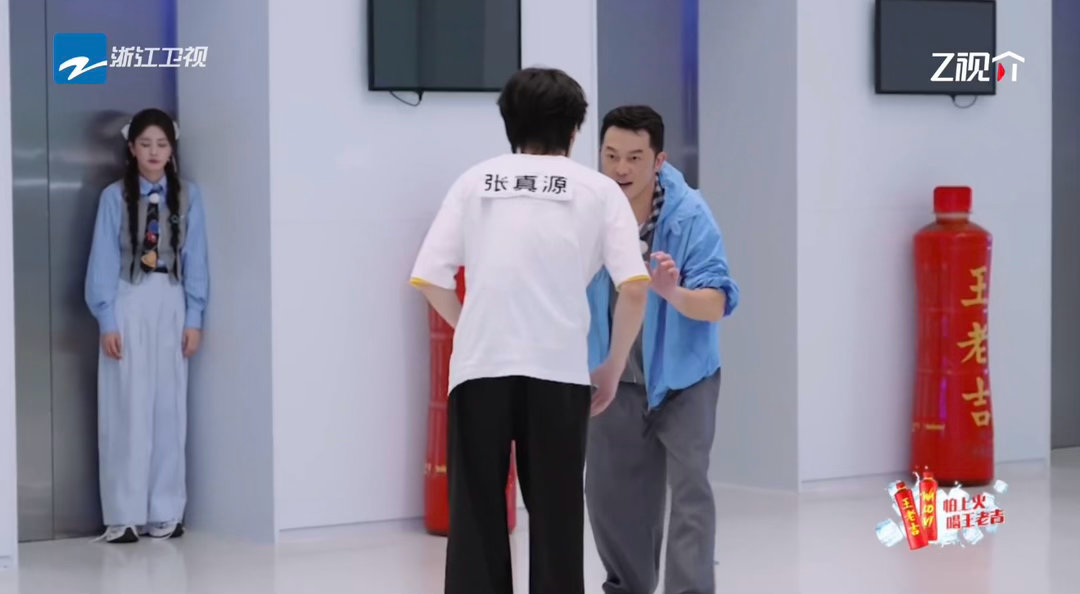 张真源连撕四人名牌终结比赛 张真源撕名牌的样子，像在摘果子。伸手、拿下、下一个。