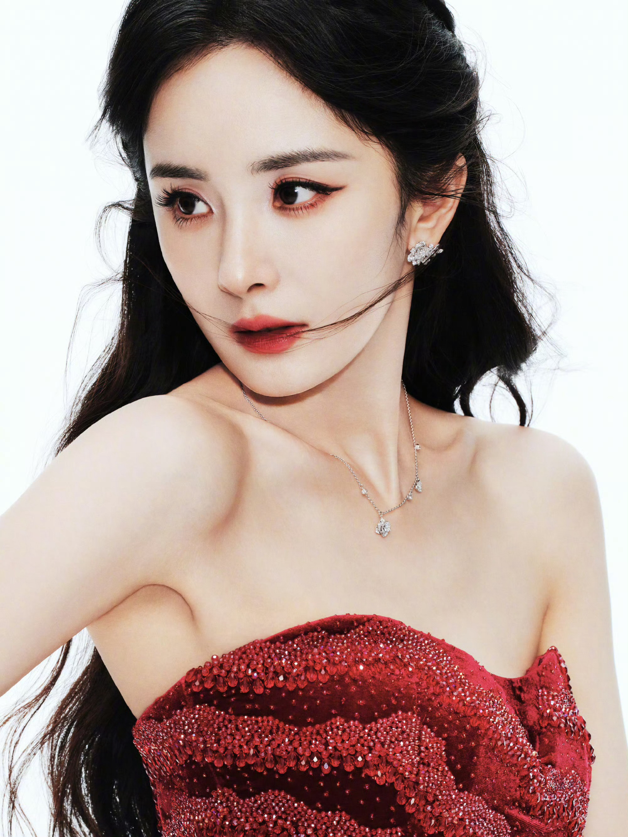 杨幂碎钻高定红裙杨幂身穿RM高定红裙（第103套高定）眼神睥睨锋利 女王级别的高