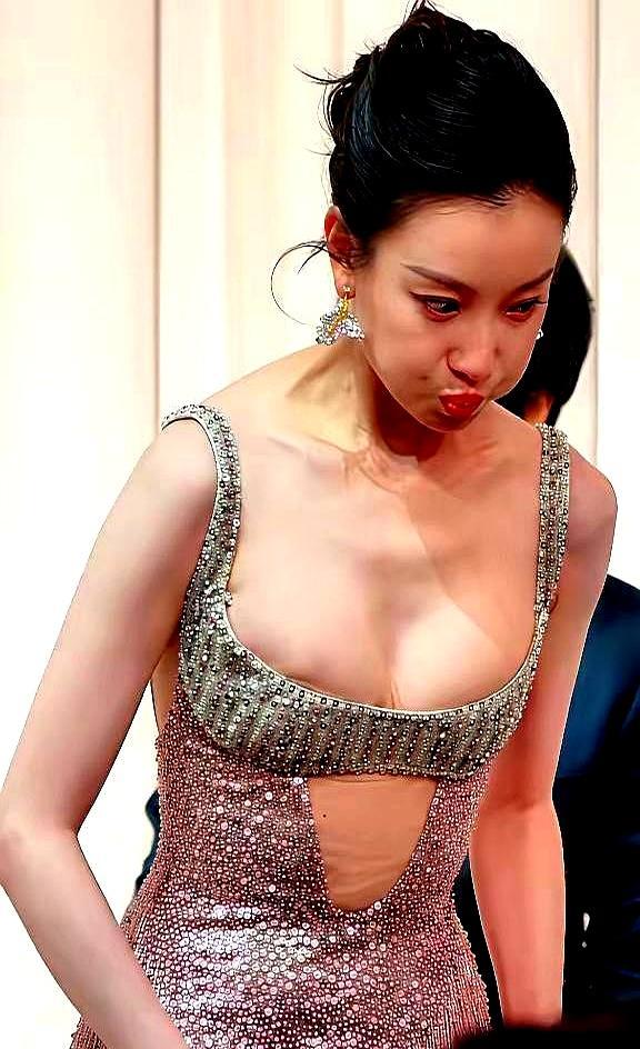 你敢信顶流女星消失四个月，再露面时指甲缝死死嵌着黑泥，脸上爬满大块晒斑。
 
为