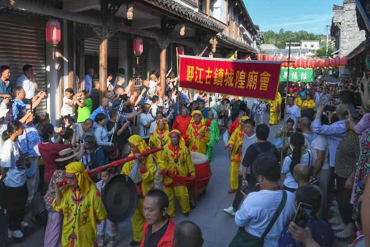 省级非遗三台县郪江城隍庙会于每年农历五月廿八隆重呈现。
核心流程：王爷庙祈福祭拜