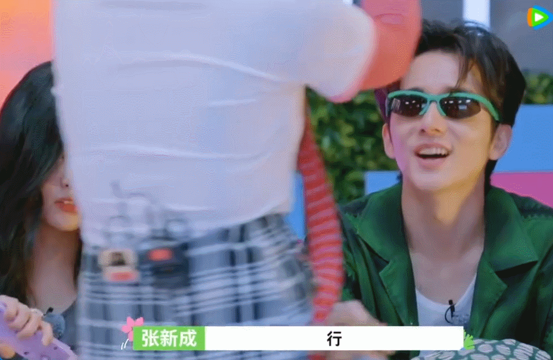#张新成李雪琴qq秀情侣皮肤#  #这世界没有张新成在意的人了吗# 笑不活了，李