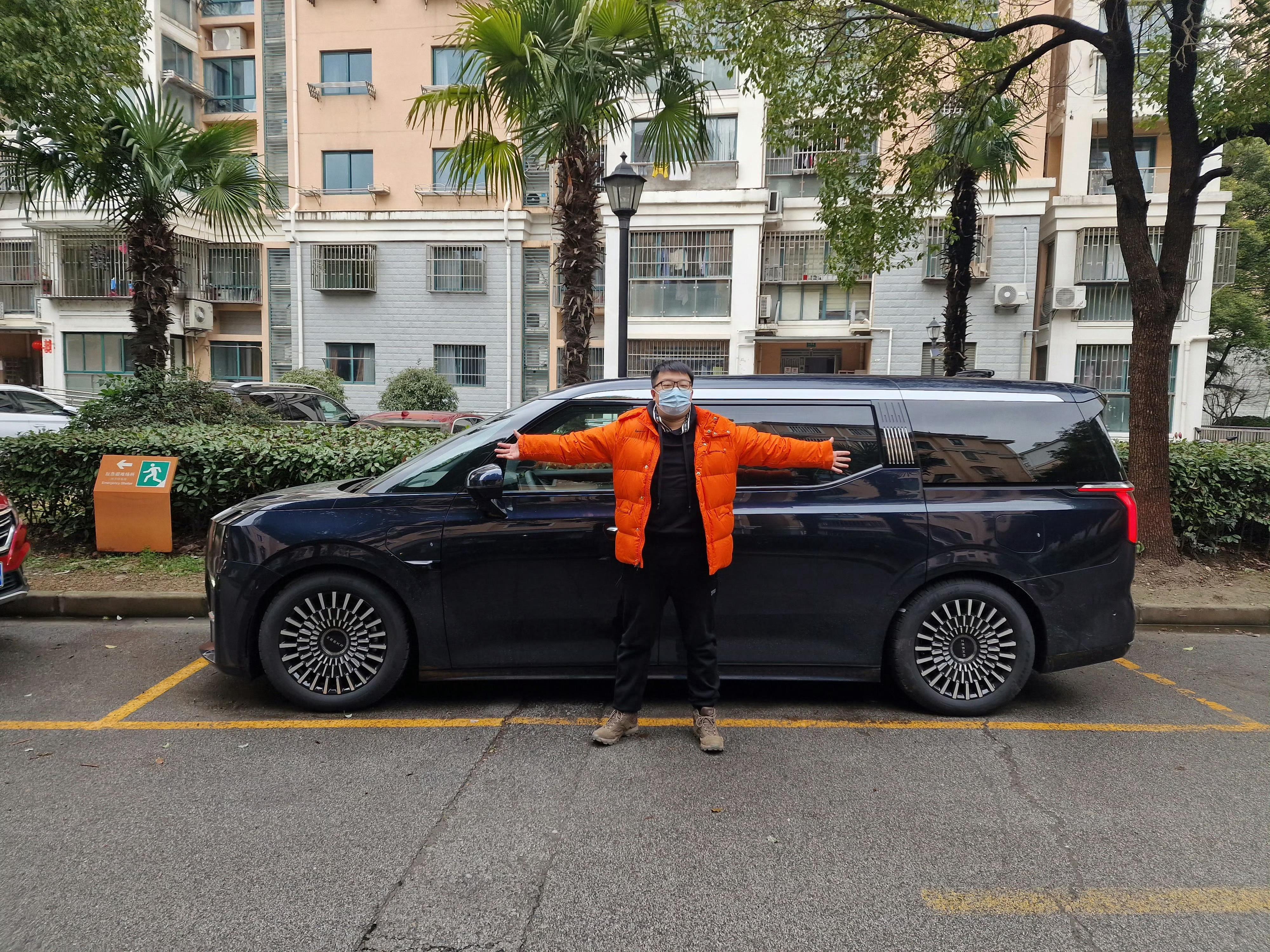 相隔一年多的009和009光辉，时间过得真快，那时候还在戴口罩，但穿着的是同一件