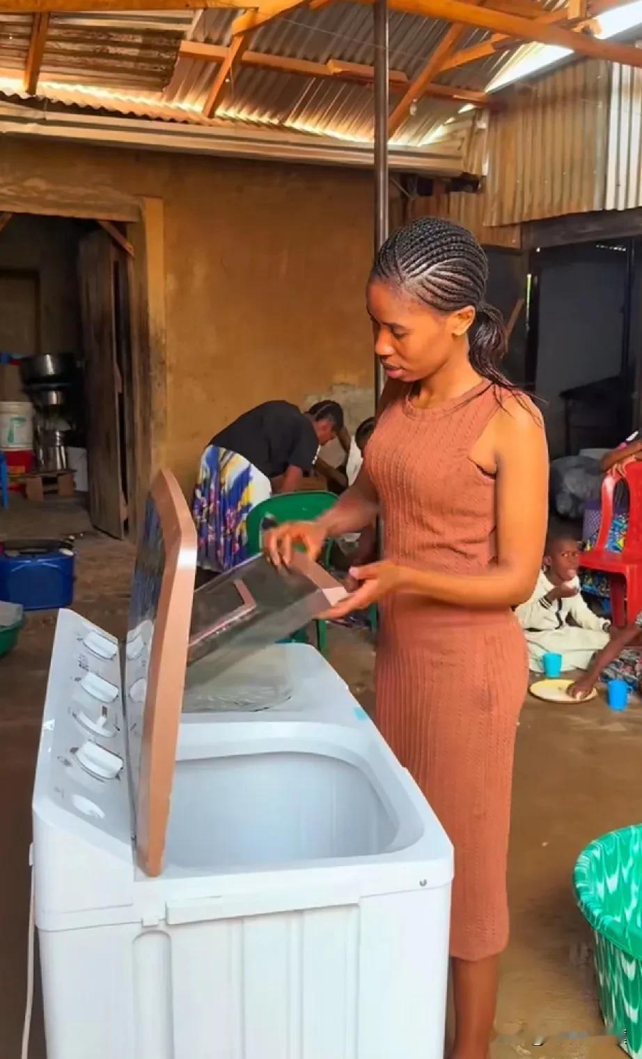 菲利斯在坦桑尼亚娘家忙的不可开交，又是开宾馆，又是建房子，事业全面开花。
但是中