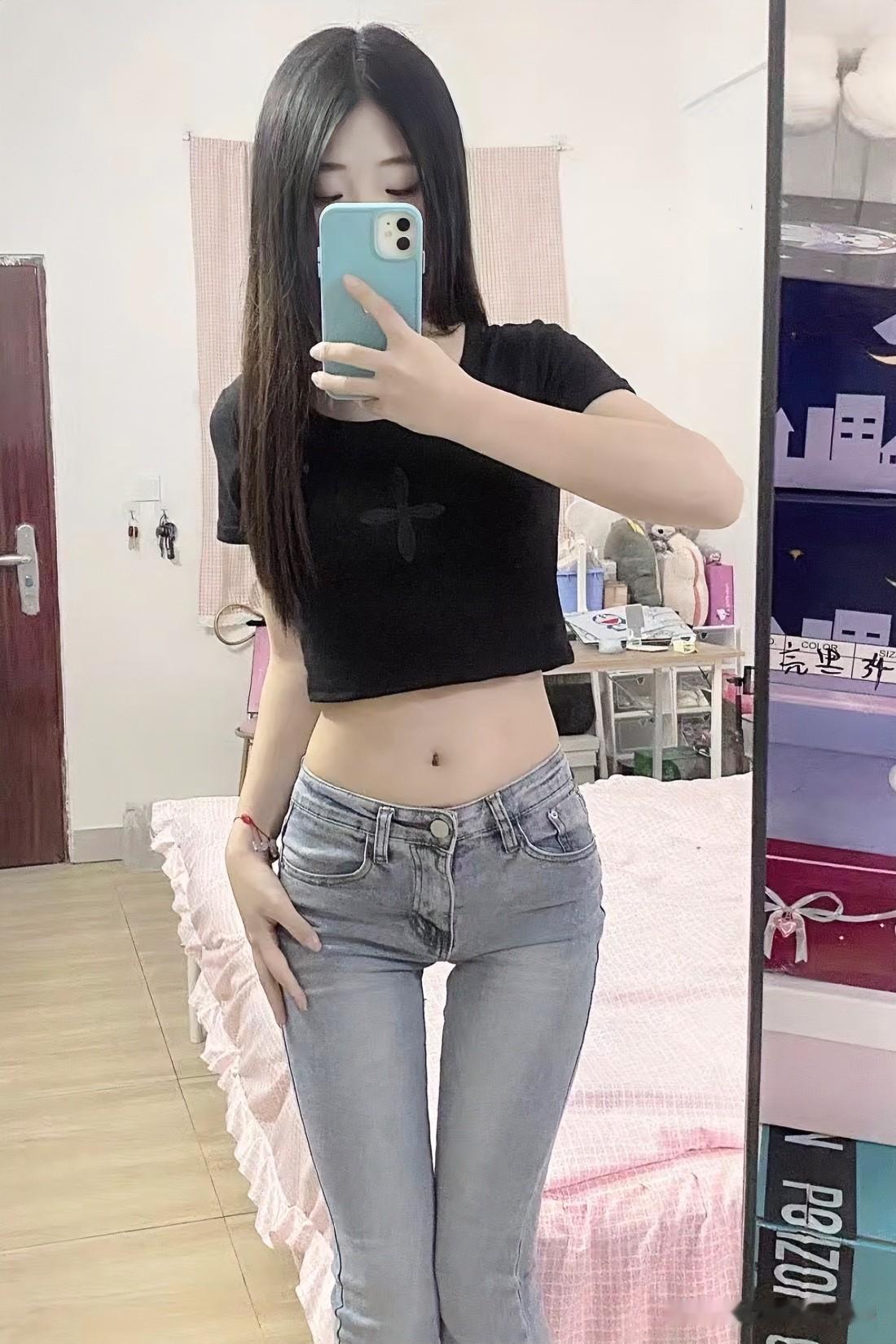 夏天偏爱牛仔裤，耐造又显瘦，随便搭件上衣就很有松弛氛围感