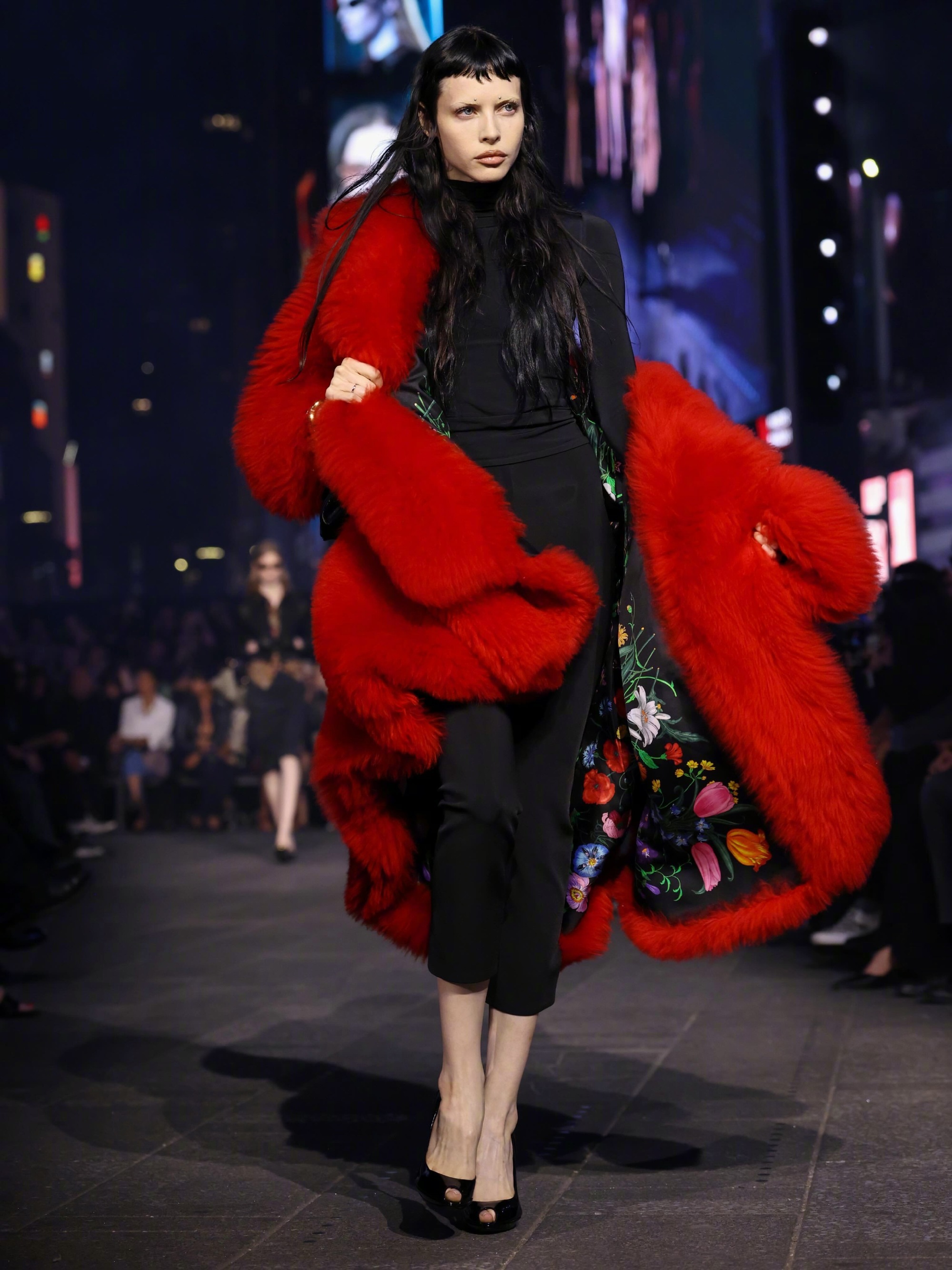 Gucci 2027早春大秀在纽约时代广场拉开帷幕，这场由新任创意总监Demna
