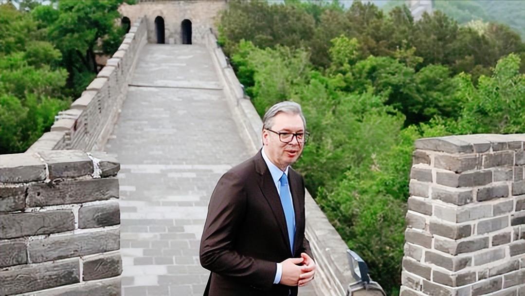 塞尔维亚总统武契奇无情嘲讽所谓的欧盟红线，“他们先是禁止我与俄罗斯交流，现在又禁