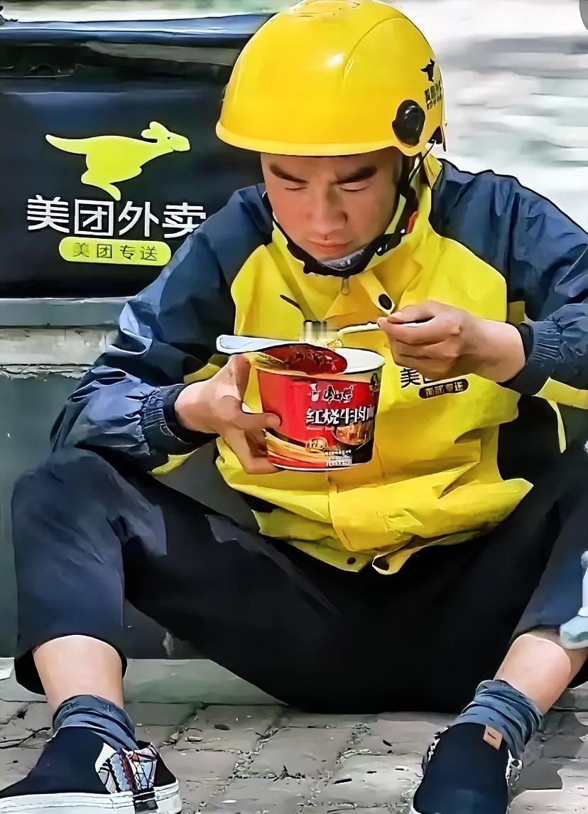 跑外卖的小哥终于说了实话，
他上个月没歇一天，一天跑13个小时，
一算账，这一个