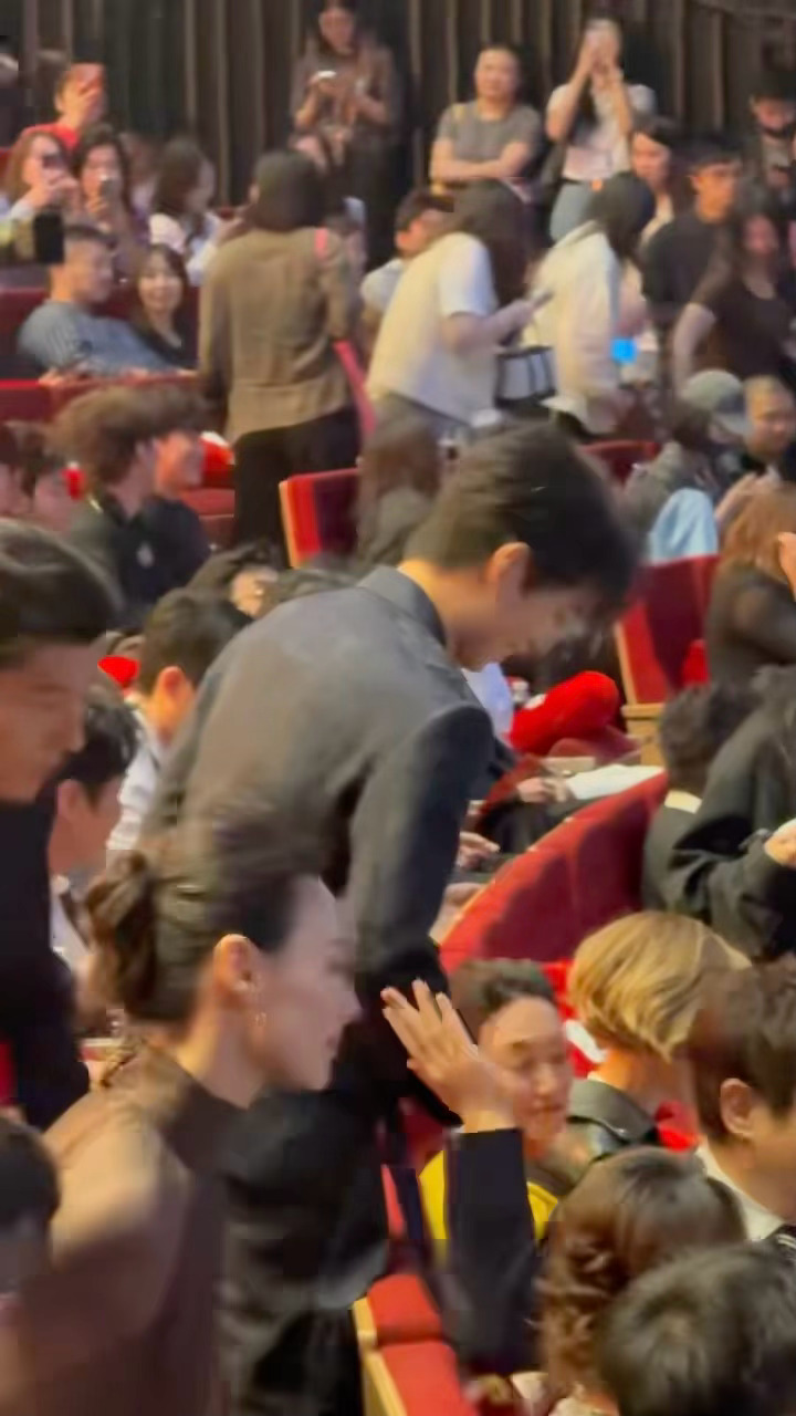 给我笑的 王俊凯一进场就被沈腾塞了《龙餐馆》的传单沈腾拍了王俊凯王俊凯进场和沈腾