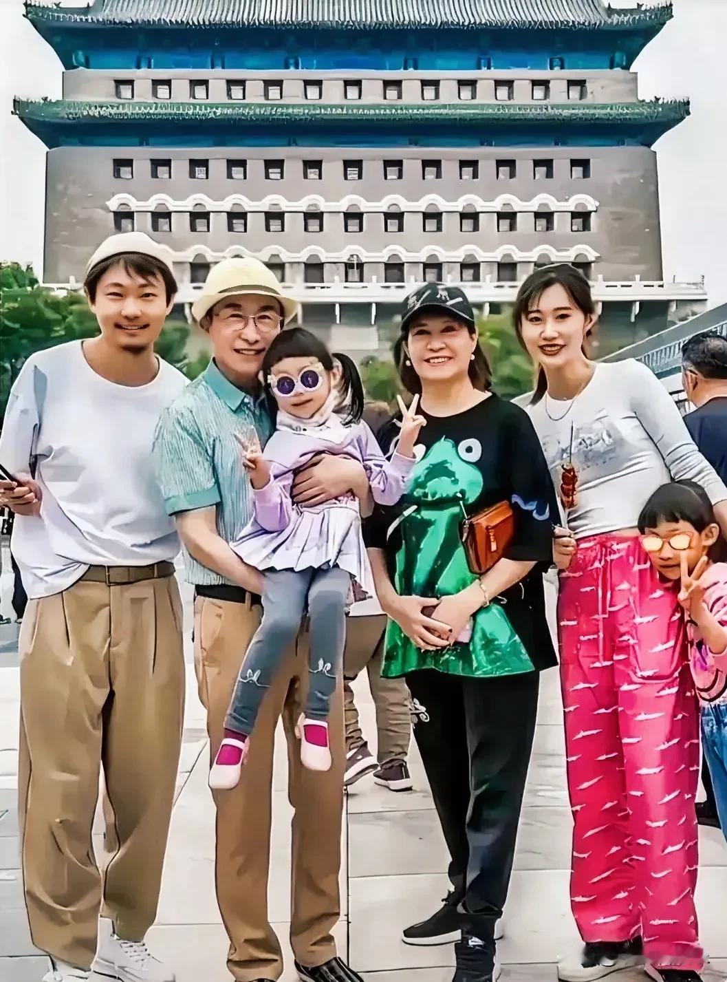 全家福六口合影，照片传递出温馨与欢乐，认出演员巩汉林风采依旧。两个小女孩活泼可爱