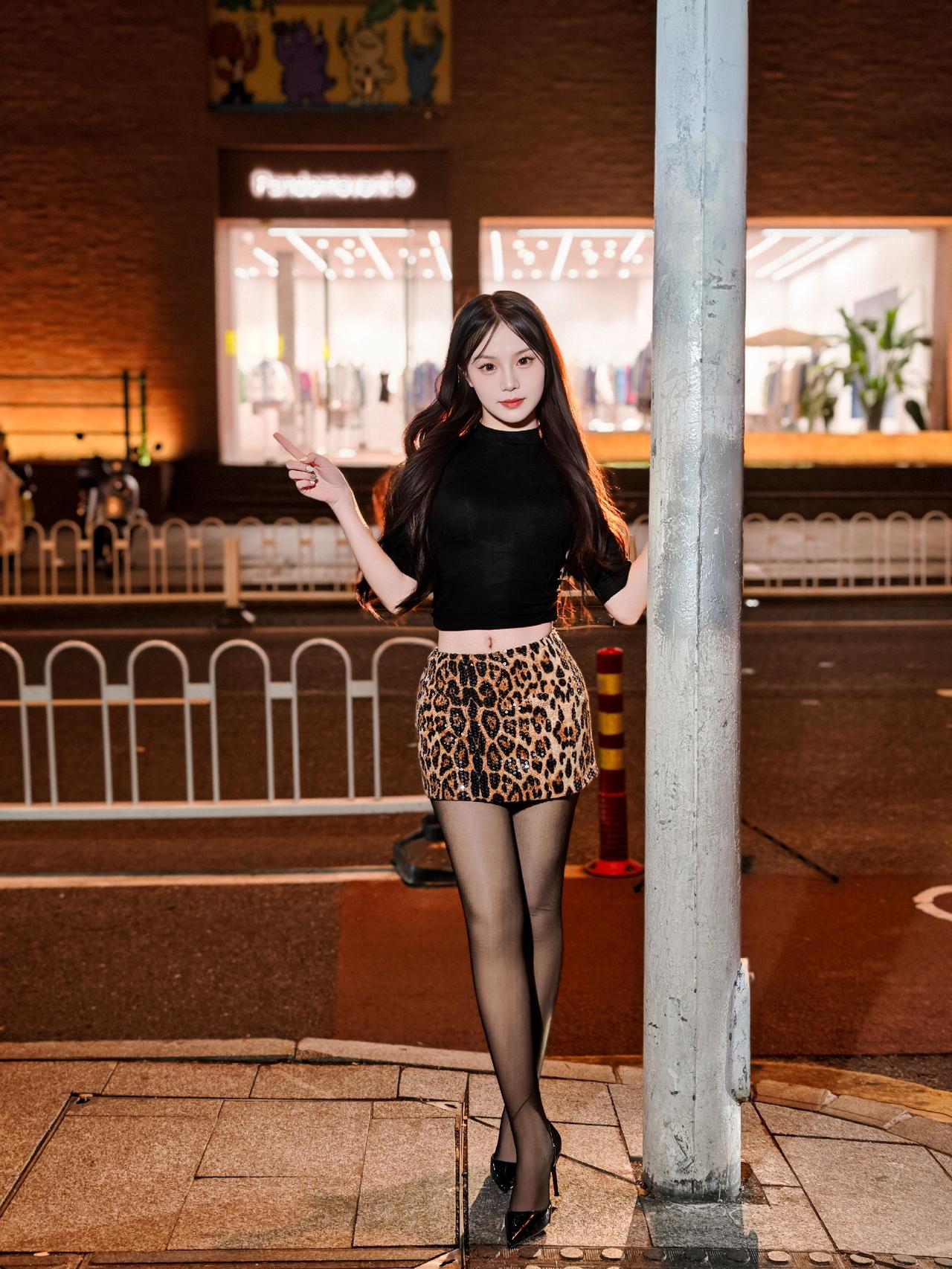 长沙街拍📷-潮宗街红墙
设备：Xiaomi 15 Ultra
长沙约拍 长沙打