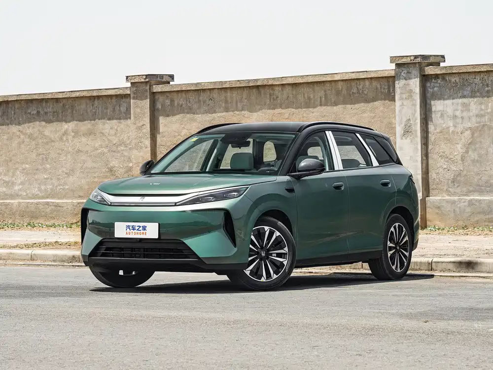 2026款元PLUS新款纯电紧凑型SUV。车身4455mm×1875mm×161
