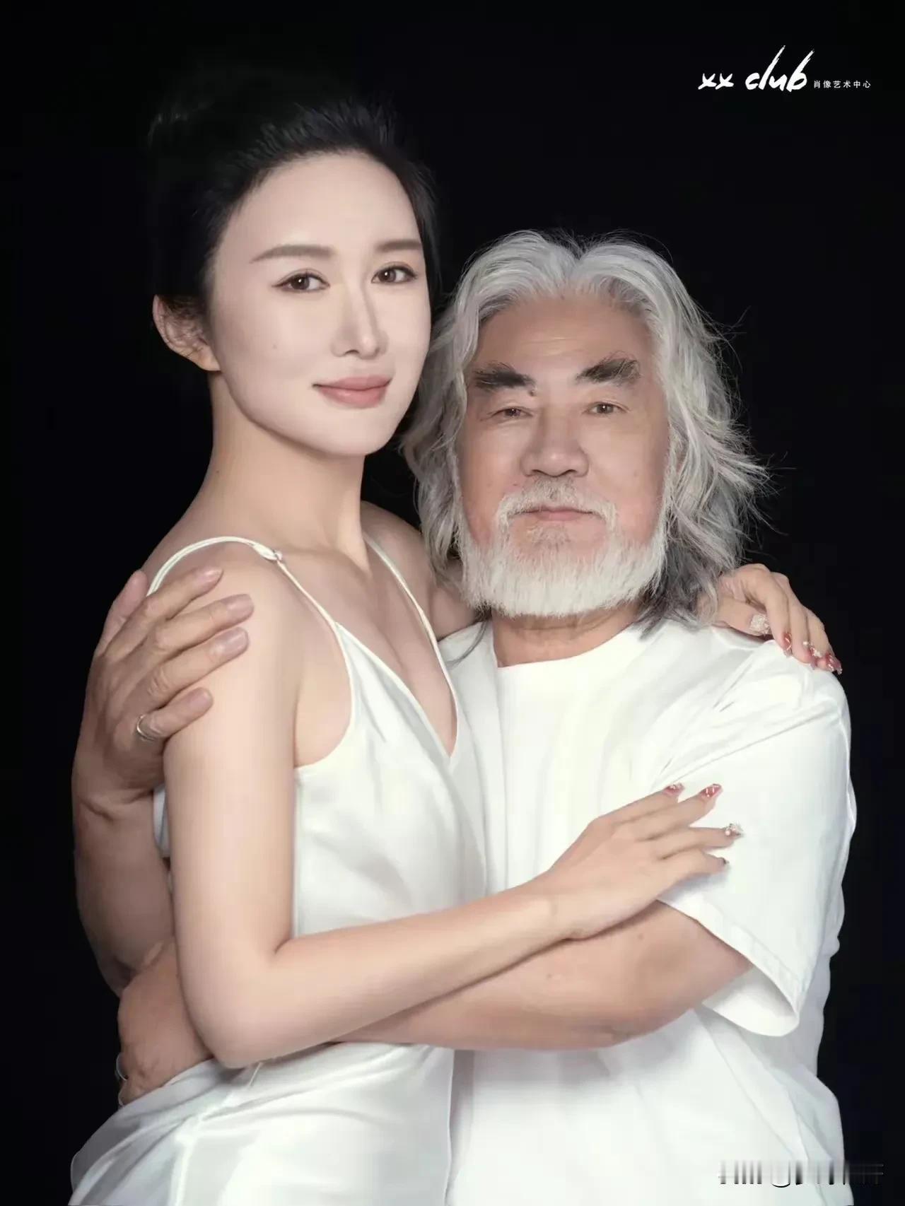 张纪中晒图片秀恩爱，有人见了，在网上发文说:笑岔气了。

我梦野艳齐说:吃不到葡