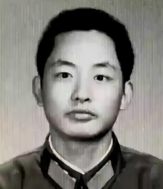 1984年，一名我军排长在山中巡逻时，突然发现三名解放军战士向他靠近，并向他打招