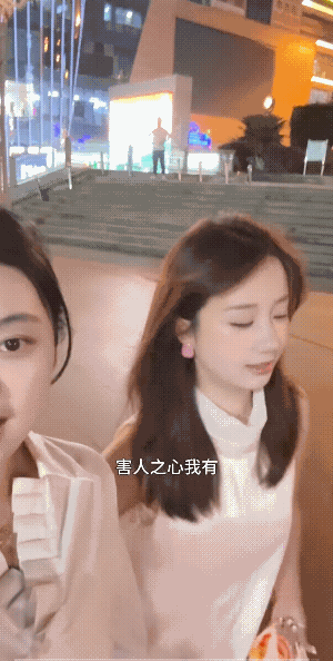 俩女子并肩走着，一唱一和一笑的说，好似有打窝的嫌疑。实话实说，大多数男人看到她俩