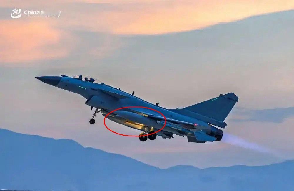 看起来有点像，难道已经夸张到这种程度了，歼-10C也可以携带鹰击-21高超音速反