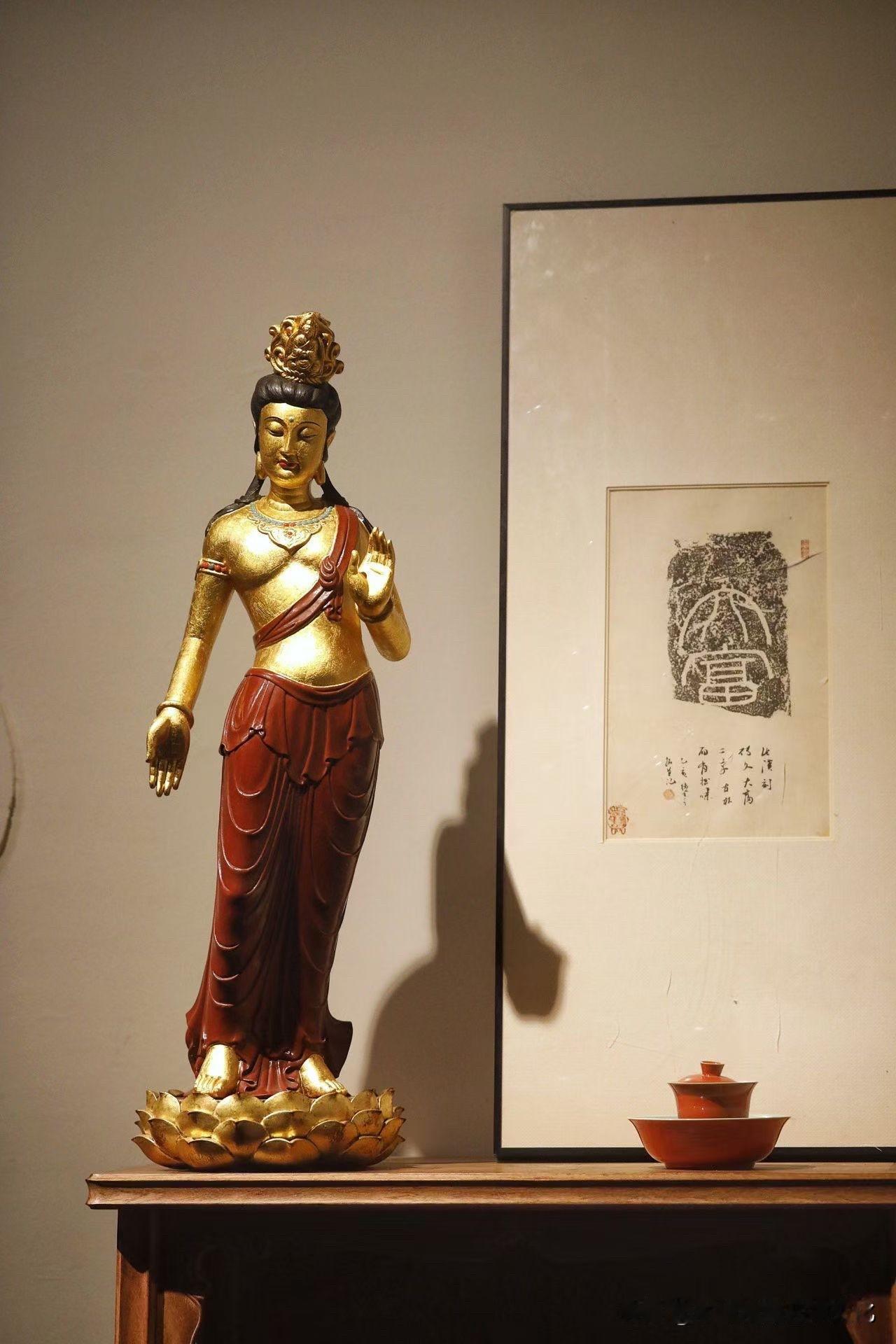 不是每一尊观音，都带光。
有的光，是慢慢从木里透出来的。

香樟为胎，金箔覆身，