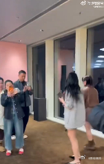 兰西雅走路劲劲的兰西雅怎么扭成这样 兰西雅走路这架势太绝啦！肩膀稳稳的，腰胯随着