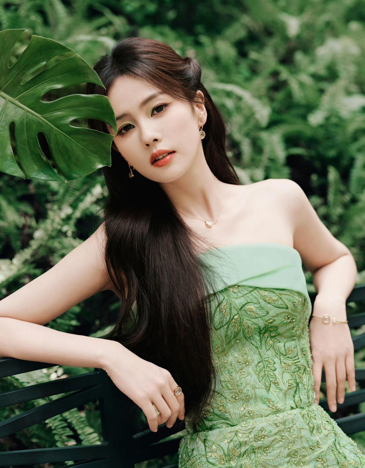 白鹿这套绿野仙踪写真，简直是把“高级感”三个字焊在了脸上。
谁能想到，这抹灵动的