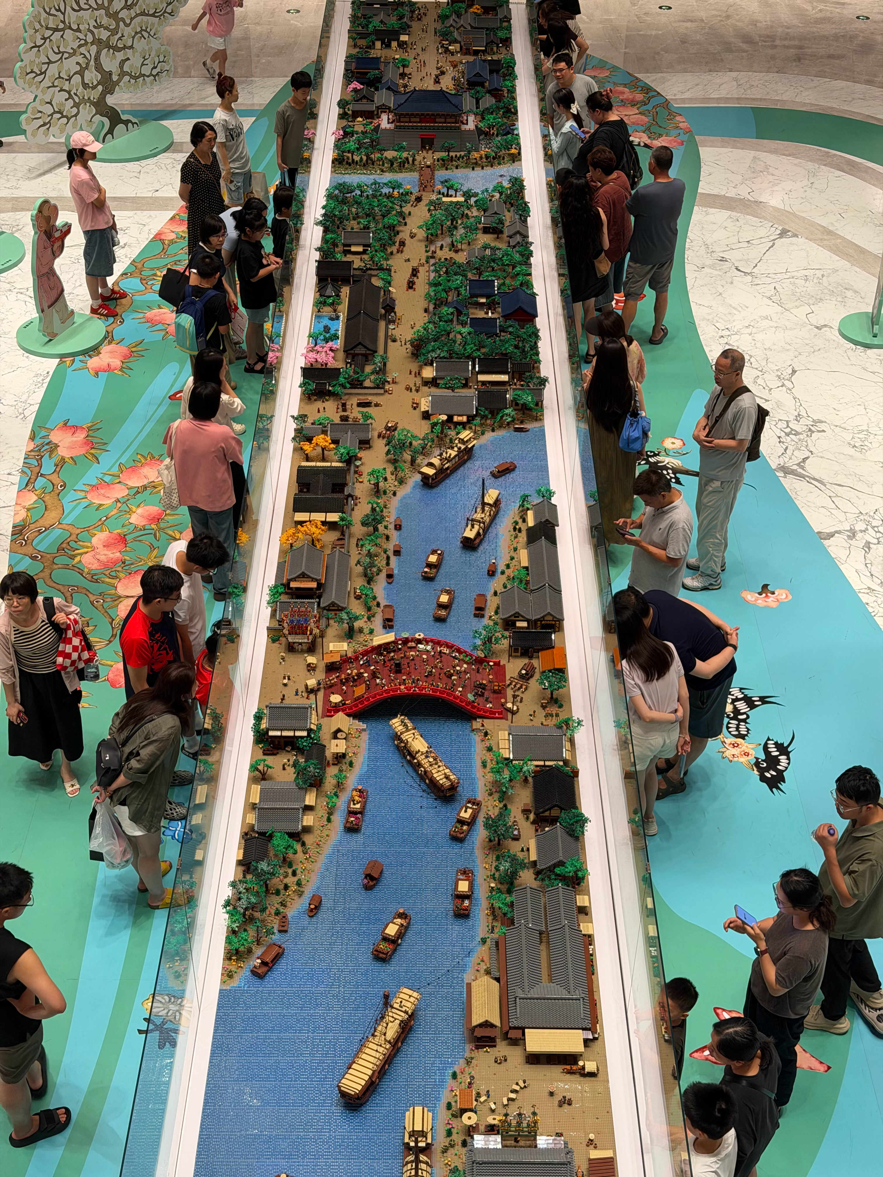 巨幅乐高：清明上河图看到了乐高拼接的清明上河图真的超大超长站在二楼借助iPhon