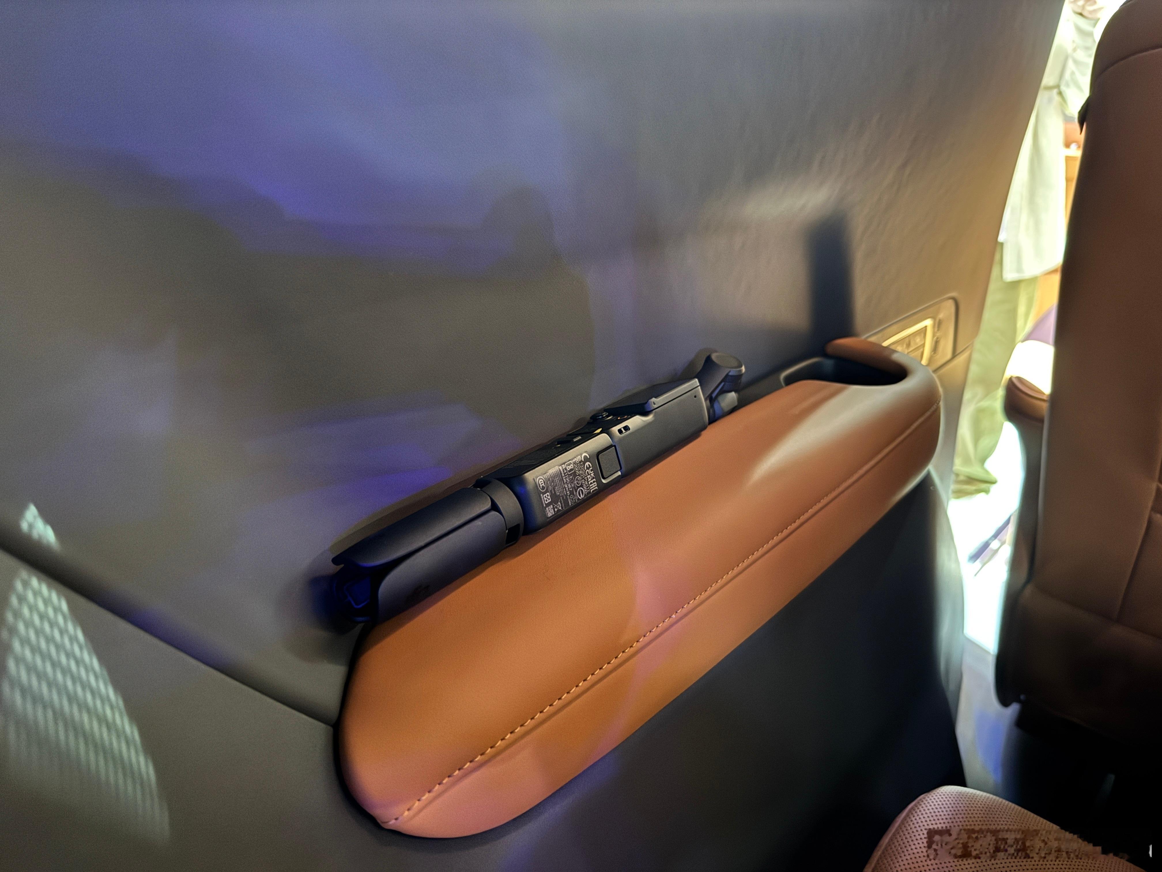 哪个媒体老师掉了自己的pocket3放在别克世家MPV第三排扶手上了10:35分