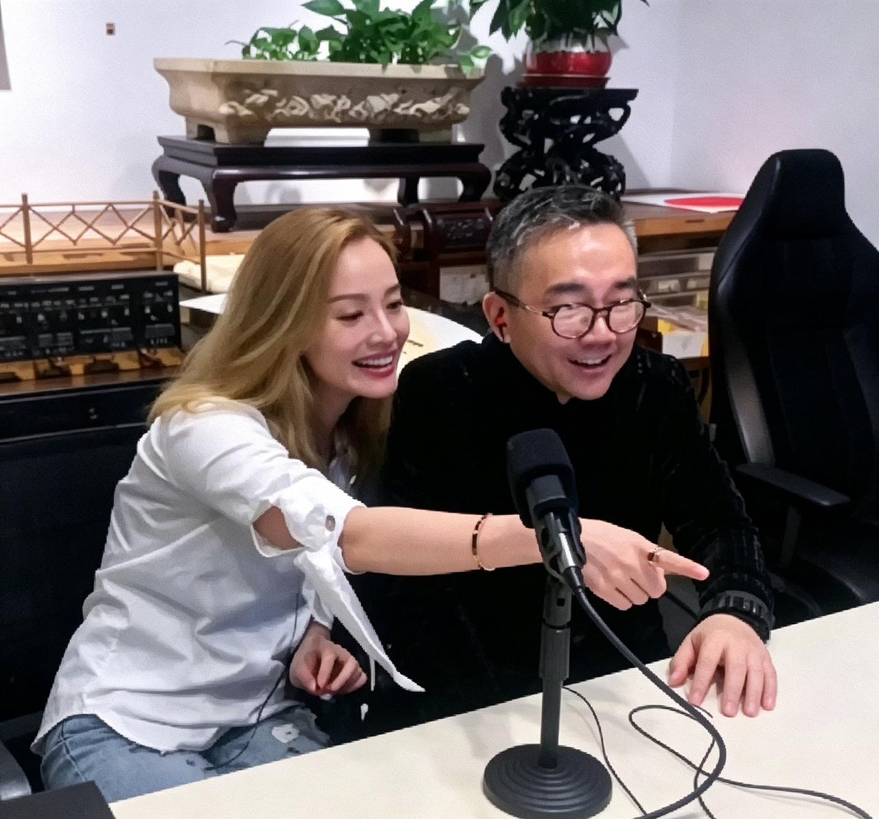 时隔多年，“杨光”和“夏丽”重聚啦！昨晚刷到杨议和李立君同框直播，俩人对着麦克风