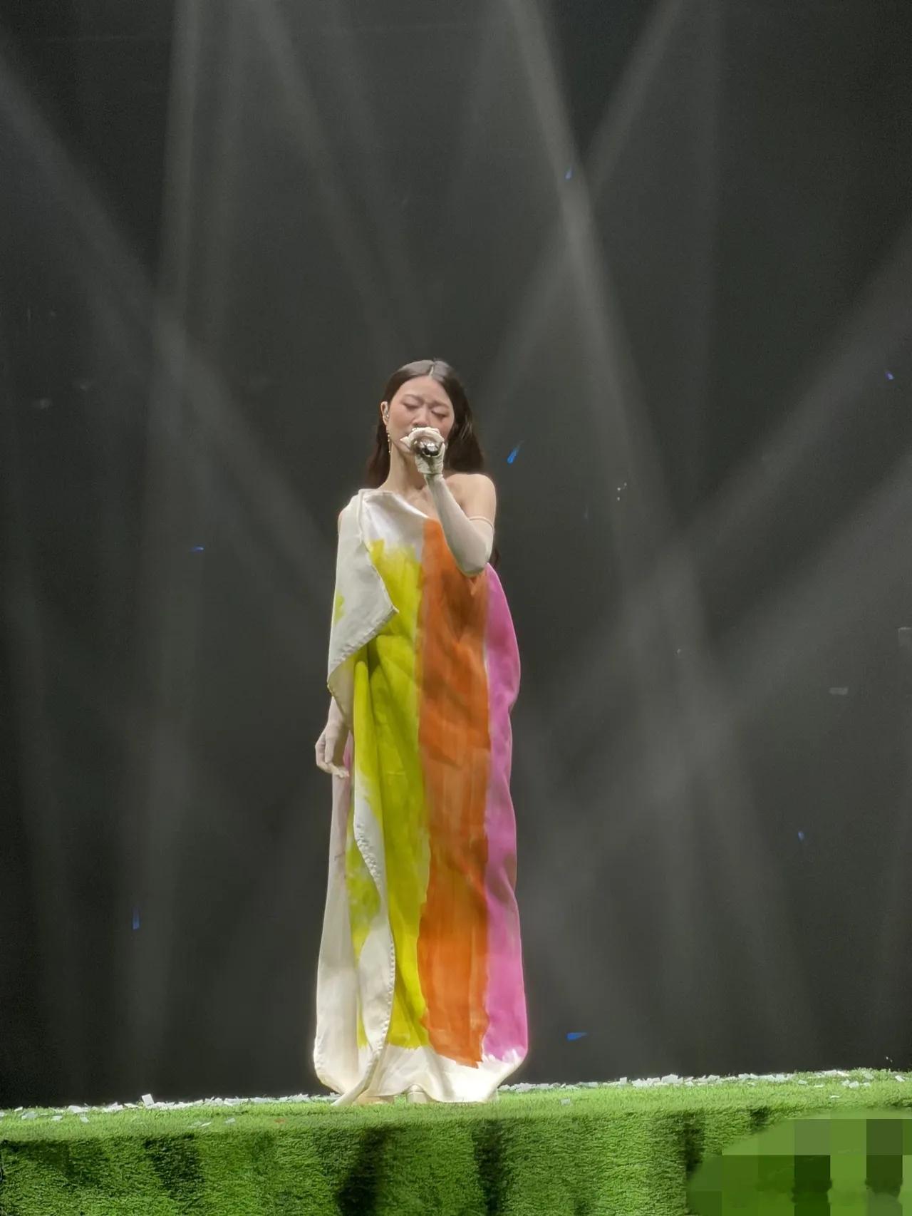 4月10日，单依纯武汉演唱会穿了高定造型，唱得也很投入，但总感觉怪怪的，她并没有