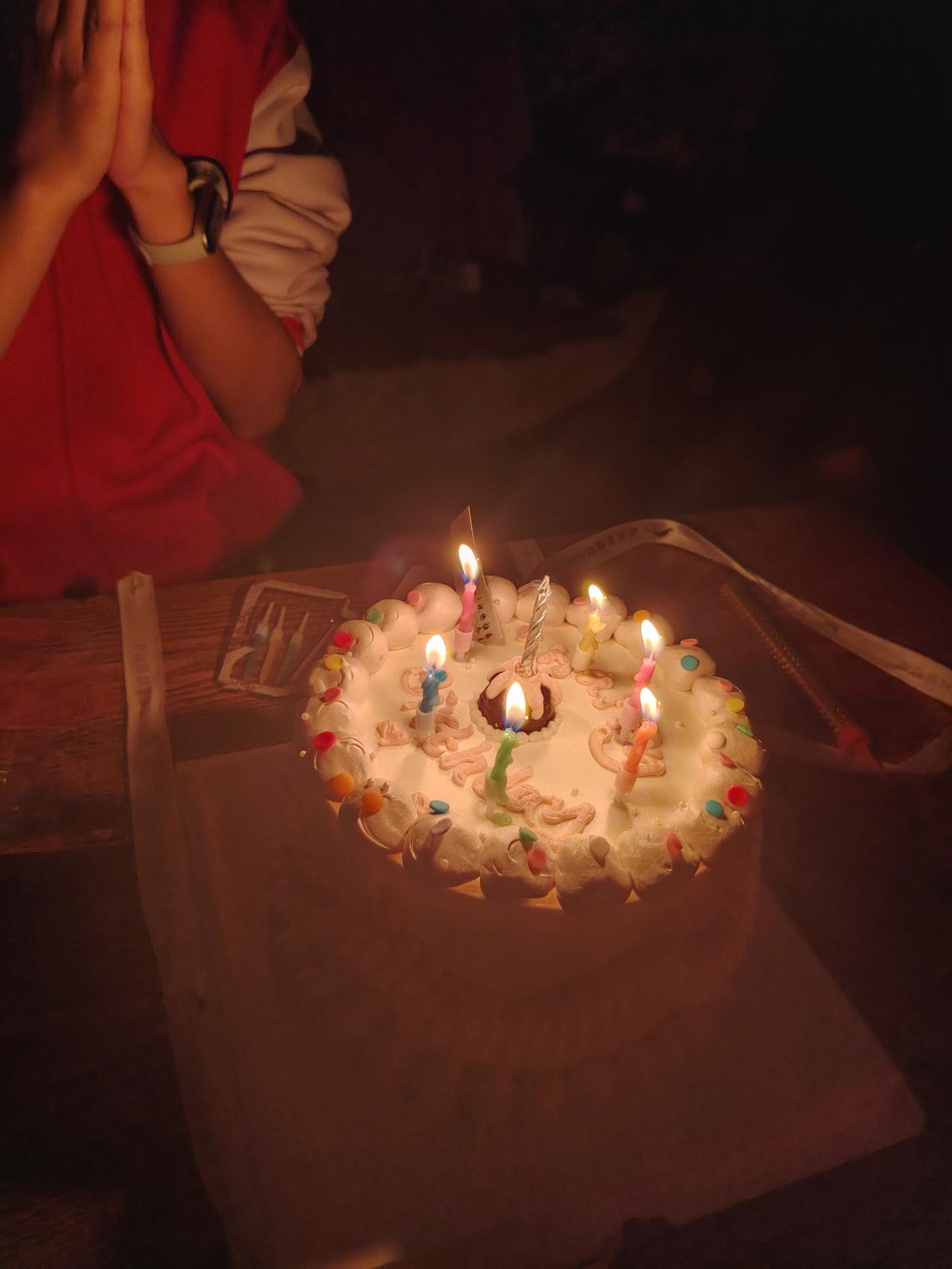 生日过到现在，早就不稀罕什么大场面了。真正戳人的，从来不是蛋糕多贵、蜡烛多亮，而