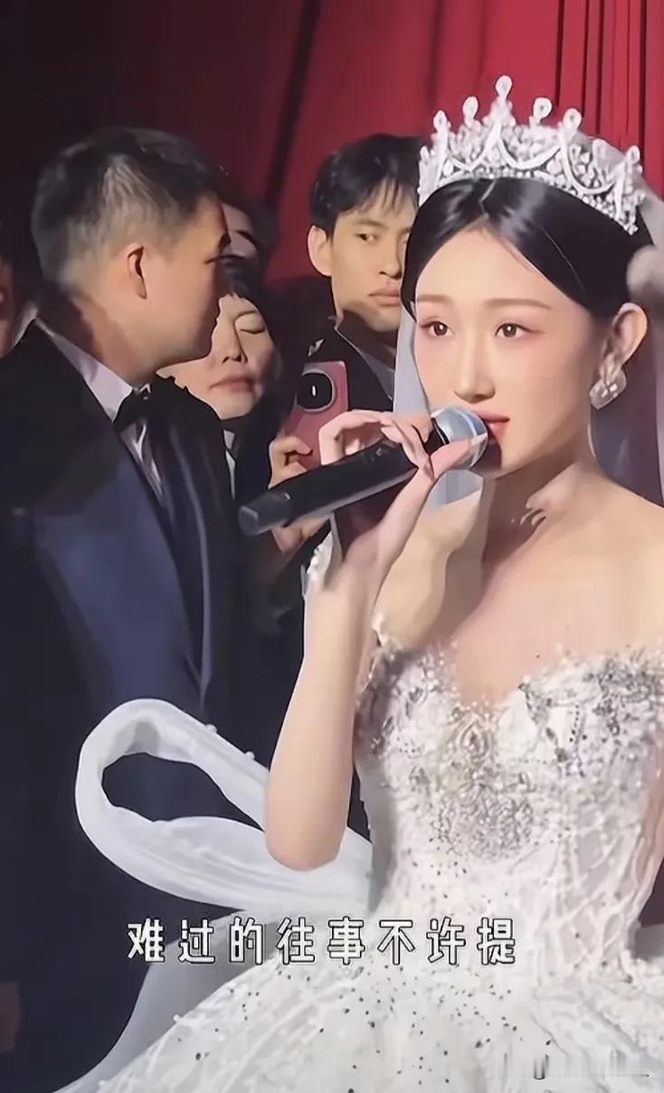 陈雪凝早就知道自己老公的风流往事，25岁当爹结婚前一夜还约p，她全都知道。

陈