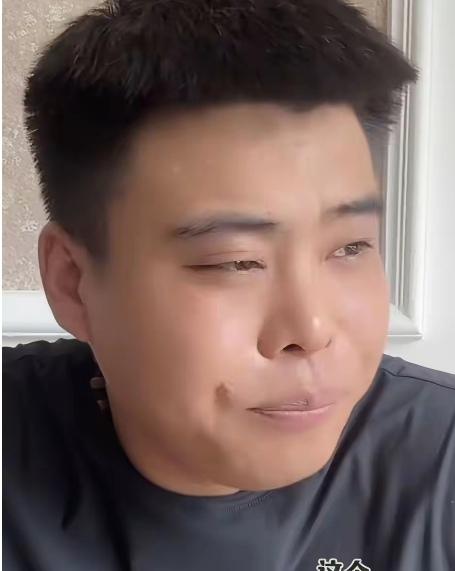 真话假话先不去判断，云鹏打死也想不到，还有个堂哥这么在意他。
    云鹏回国认