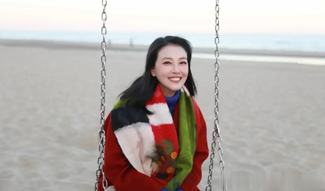 某作家说周海媚命苦！我觉得也还好吧！年轻的时候结过婚也离了！之后就一直自由自在！