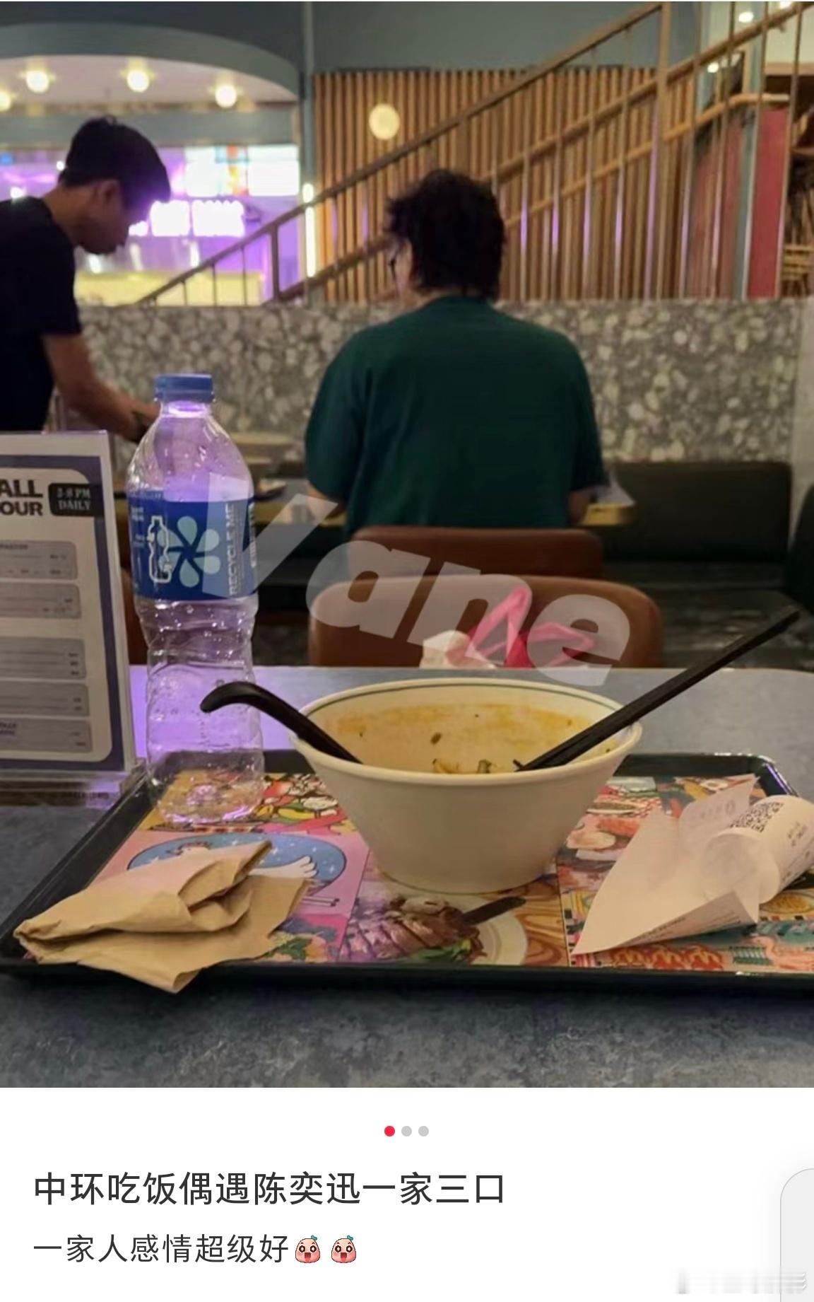 #中环吃饭偶遇陈奕迅一家三口##陈奕迅一家地下美食广场吃饭# 有网友在香港中环地