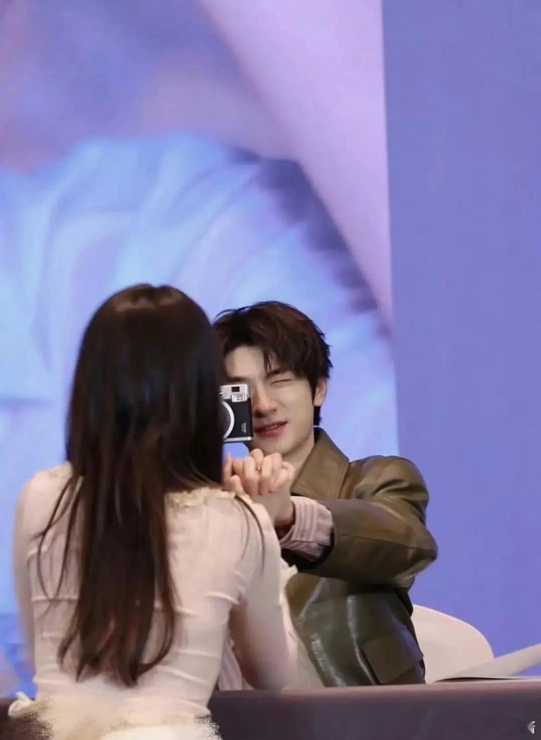 林一简直是梦女天堂，一个签名会就能享受到摸头、摸下巴、捧脸、掀头纱喊老婆……这种