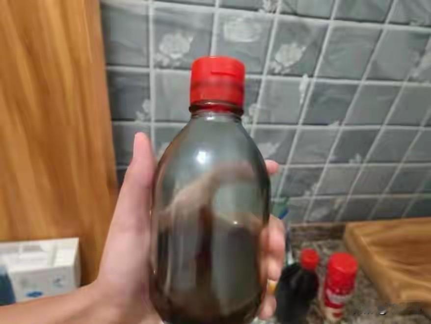 半瓶香油撕开的亲情：懂事不是一味委屈自己

（本文为虚构故事）
回娘家，我给母亲