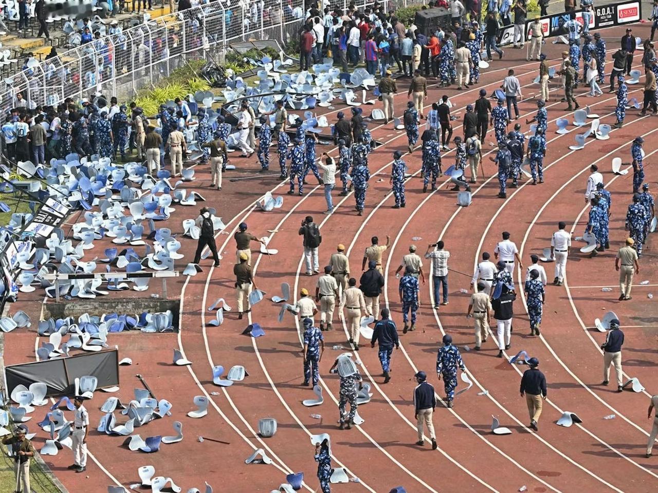 这很印度！梅西印度行因球迷投掷杂物陷入一片混乱！
据印度亚洲国际新闻社报道，梅西