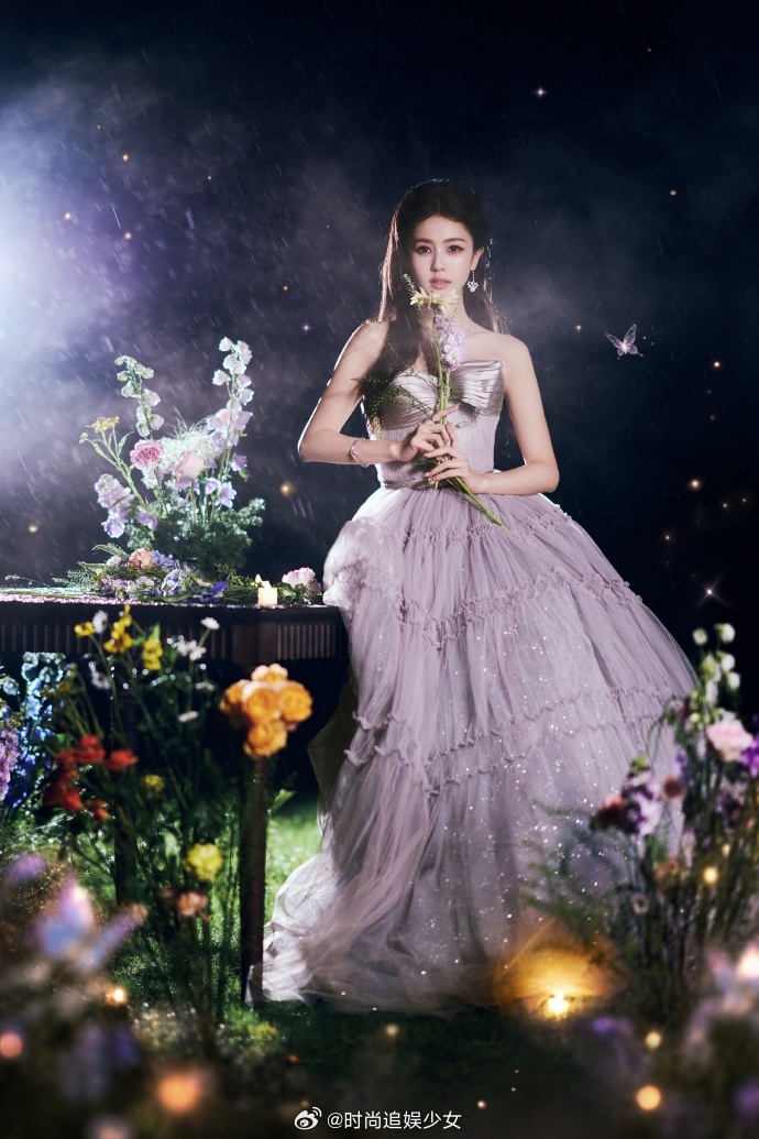 同一组芭莎大片，白鹿用两套造型完成双叙事：黑色黑羽与盘发给出冷艳锋利的女王气场，
