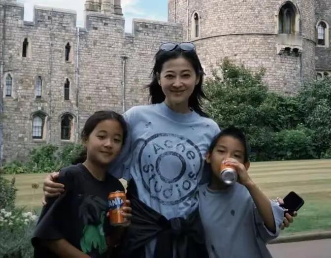 这两个孩子真不像是梅婷亲生的，又黑又瘦随他爸！每部剧都是演女一号的梅婷，她的身材