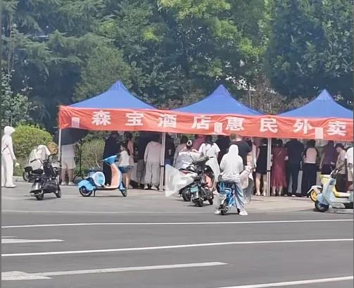 禁酒令影响显现，酒店生意惨淡，大酒店不得已到路口摊位。
一位大姐常年在武安某十字