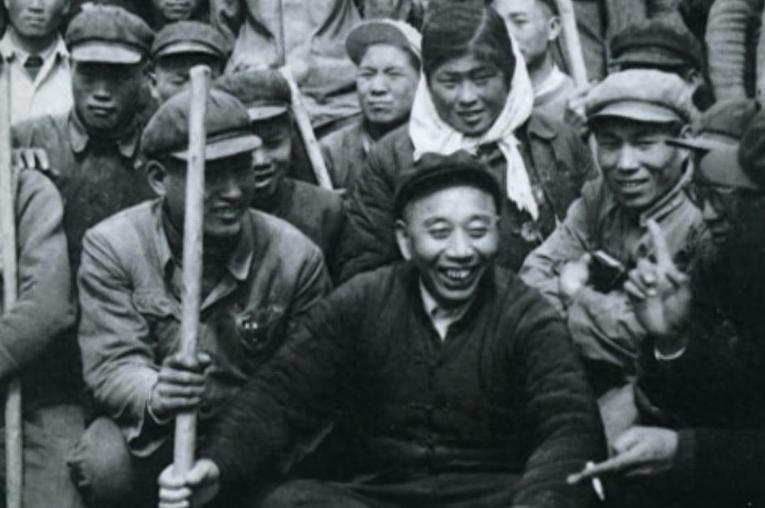 铁道兵司令员王震到工地视察时，偶遇一位熟悉的民工，他突然说道：你抬起头让我看看