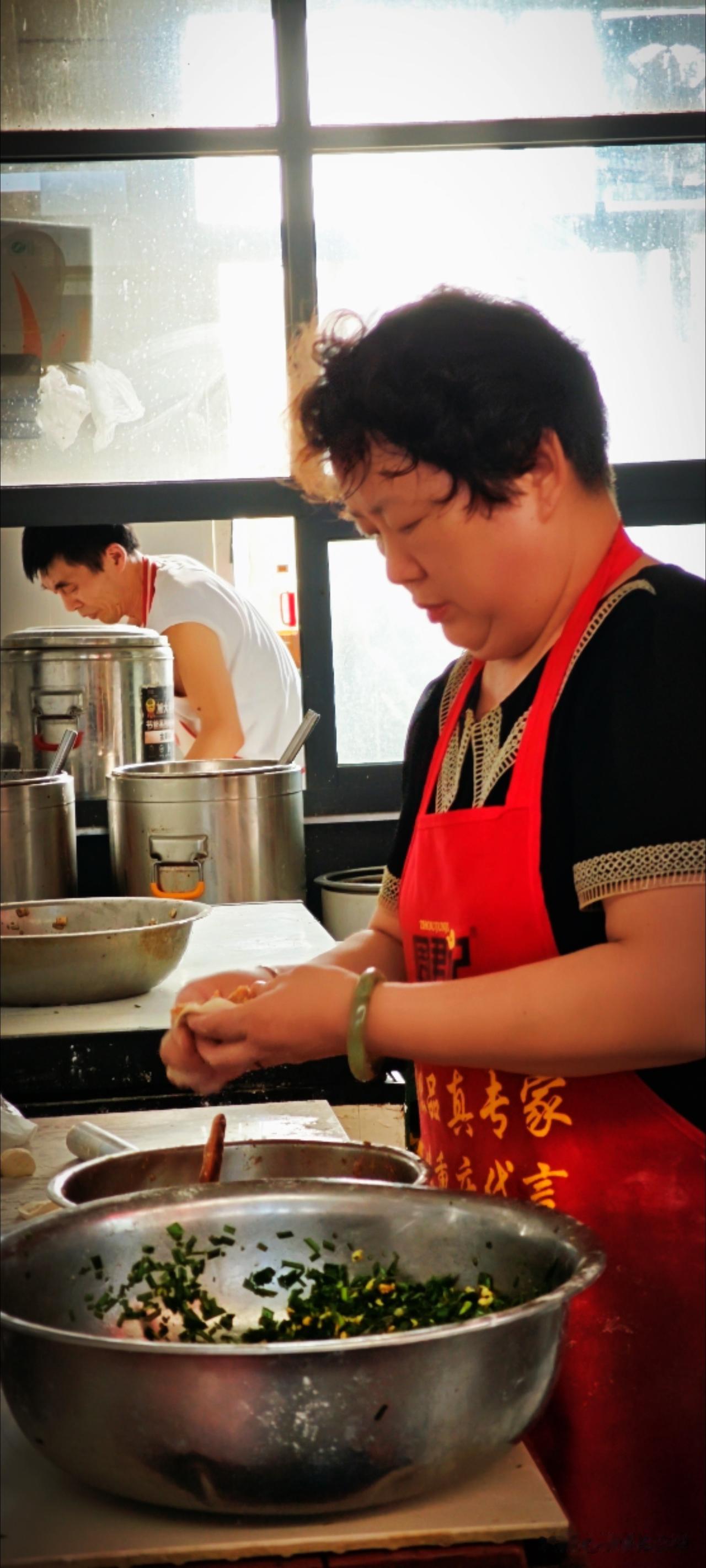 小吃街的“河南包子铺”现包现蒸，热气腾腾的端至食客面前，味道深得我心。老爸认得这