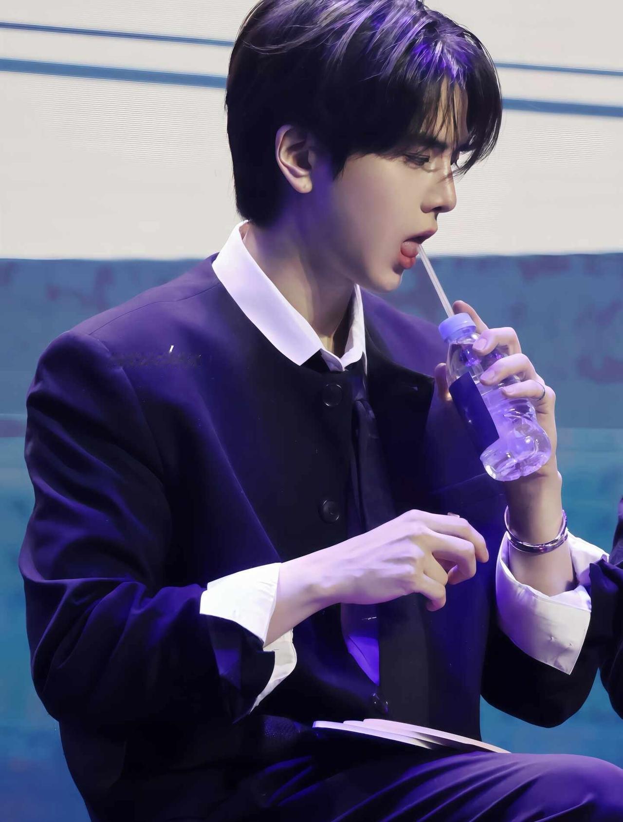 一个喝水伸舌头的男孩子。
theboyz tbz 金泳勋