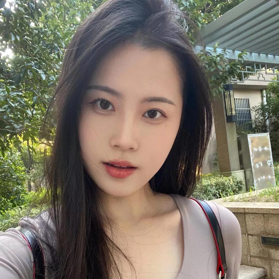 阳光下的甜美女孩，自然妆容清新自然，享受户外时光。