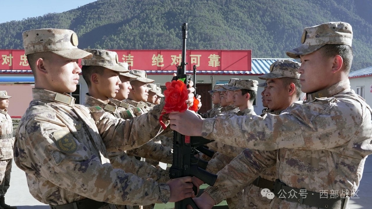 西藏军区某边防团秋季入伍新兵授枪仪式（西部战区） 