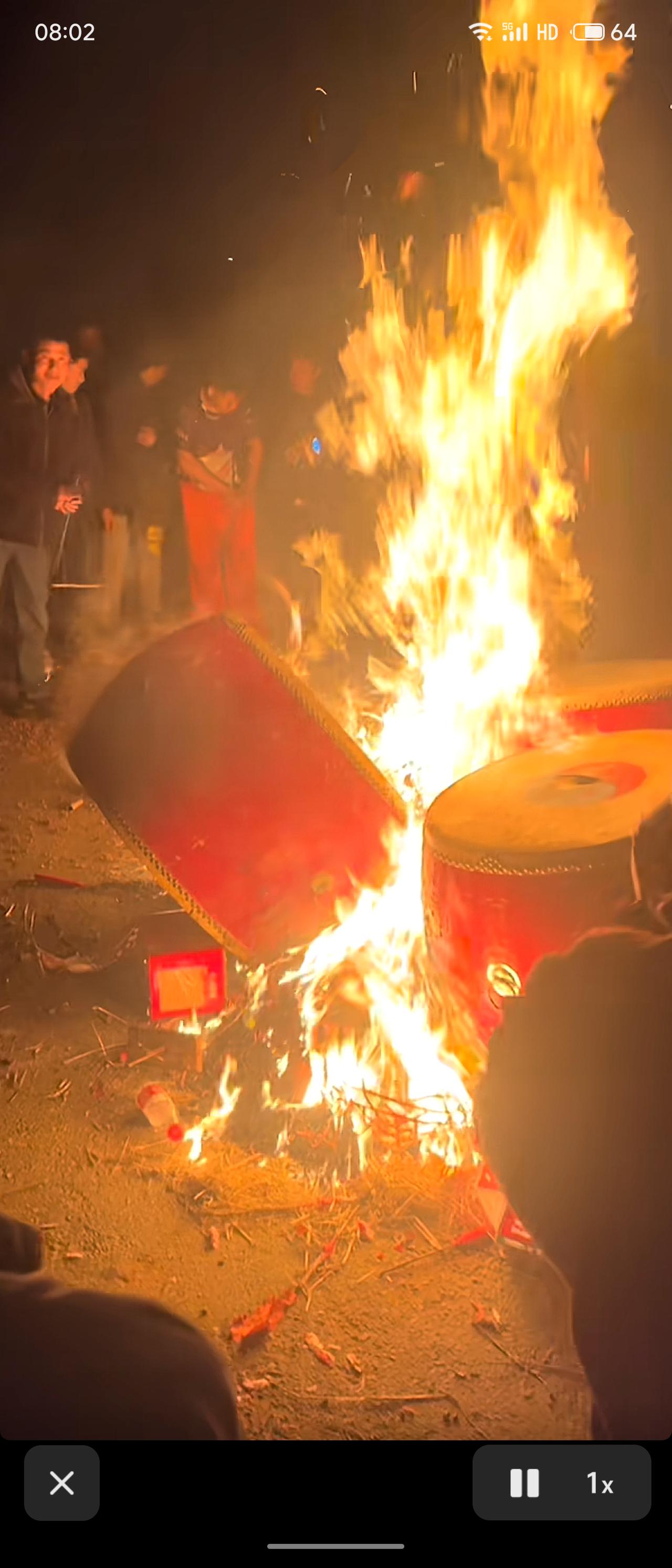 元宵过后，舞龙舞狮队伍开始烧鼓。舞完后烧鼓的风俗，主要源于两广地区“送狮归山”的