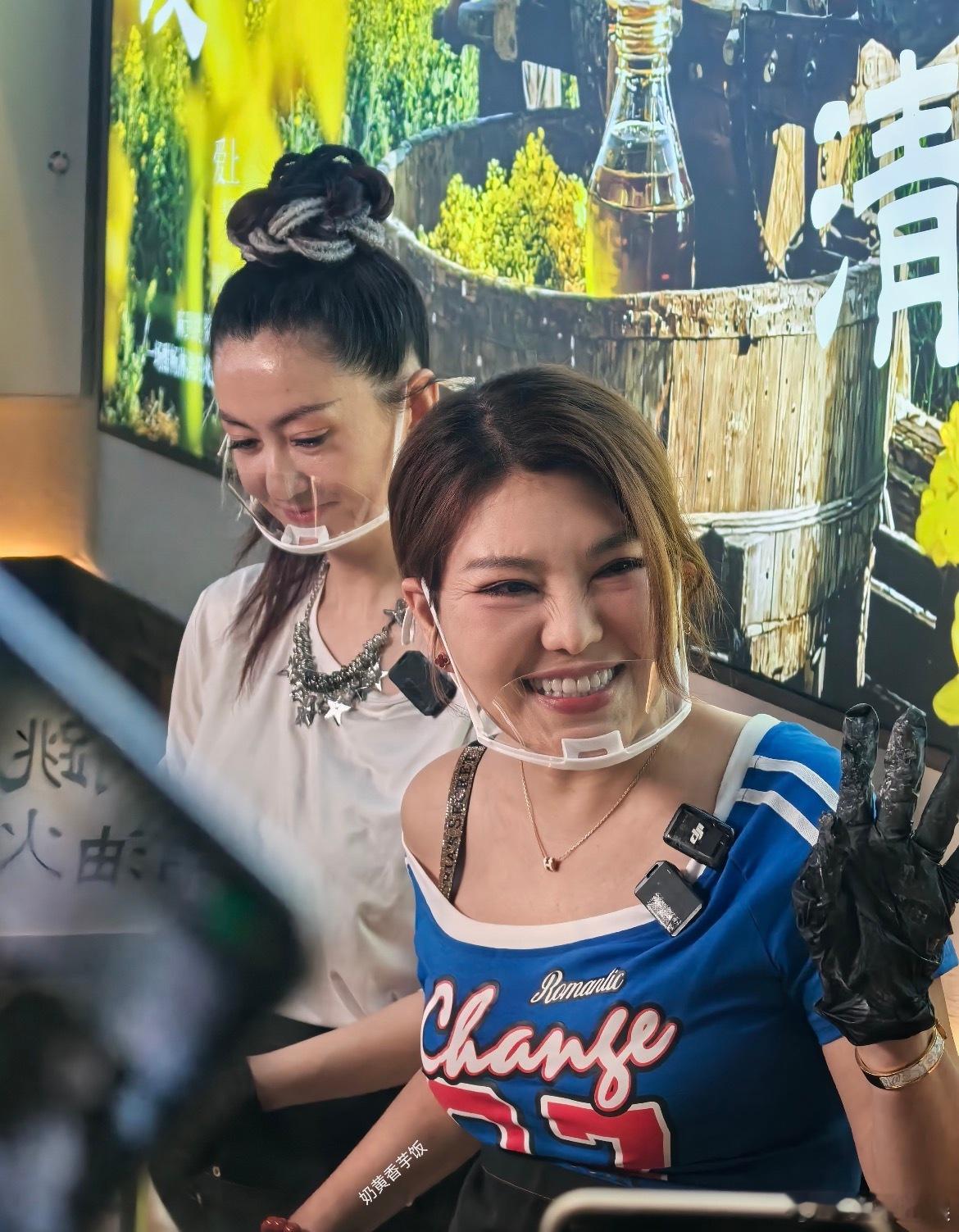 乌兰图雅者来女好像破产姐妹哈哈哈哈哈哈哈哈哈确实很像啊而且能看得出来涂鸦真的很喜