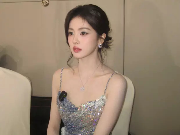 白鹿穿碎钻吊带裙优雅迷人 ，秀白皙肌肤仙女感满满 ​​​